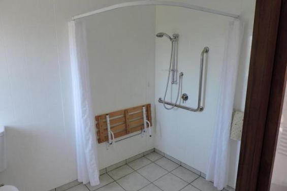 Deluxe Studio - accessible shower