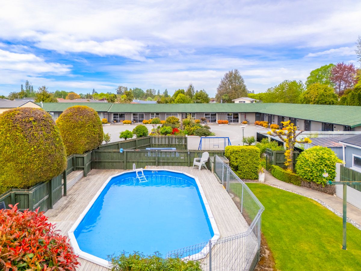 Deluxe%20and%20kitchens%209%207%206%20cords%20removed%20 10